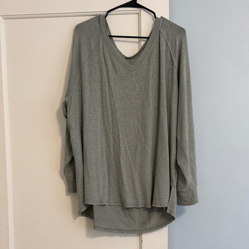 Lucky Brand Sage Green V-Neck Lightweight Pullover 🥑